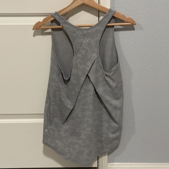 Lululemon Essential Tank *Pleated Light Gray Camo Print Size 4 - Picture 2 of 4